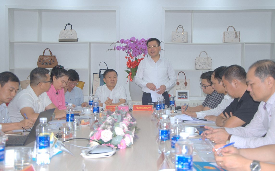 Bộ trưởng Nguyễn Hồng Diên làm việc với Hiệp hội Da giày Túi xách Việt Nam