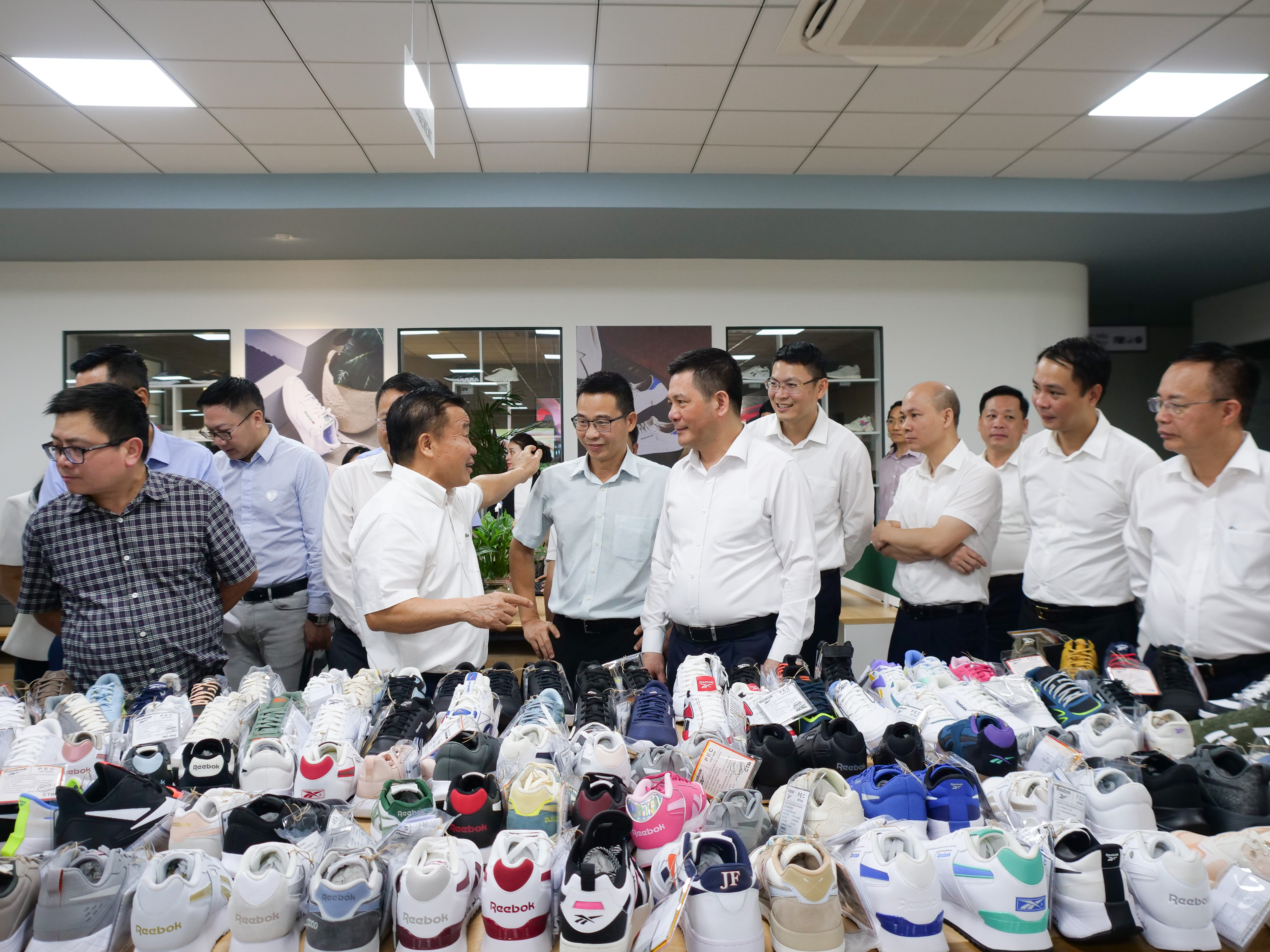 Bộ trưởng Nguyễn Hồng Diên cùng các đại biểu tham quan trung tâm Nghiên cứu phát triển văn phòng Túi xách TBS Group.