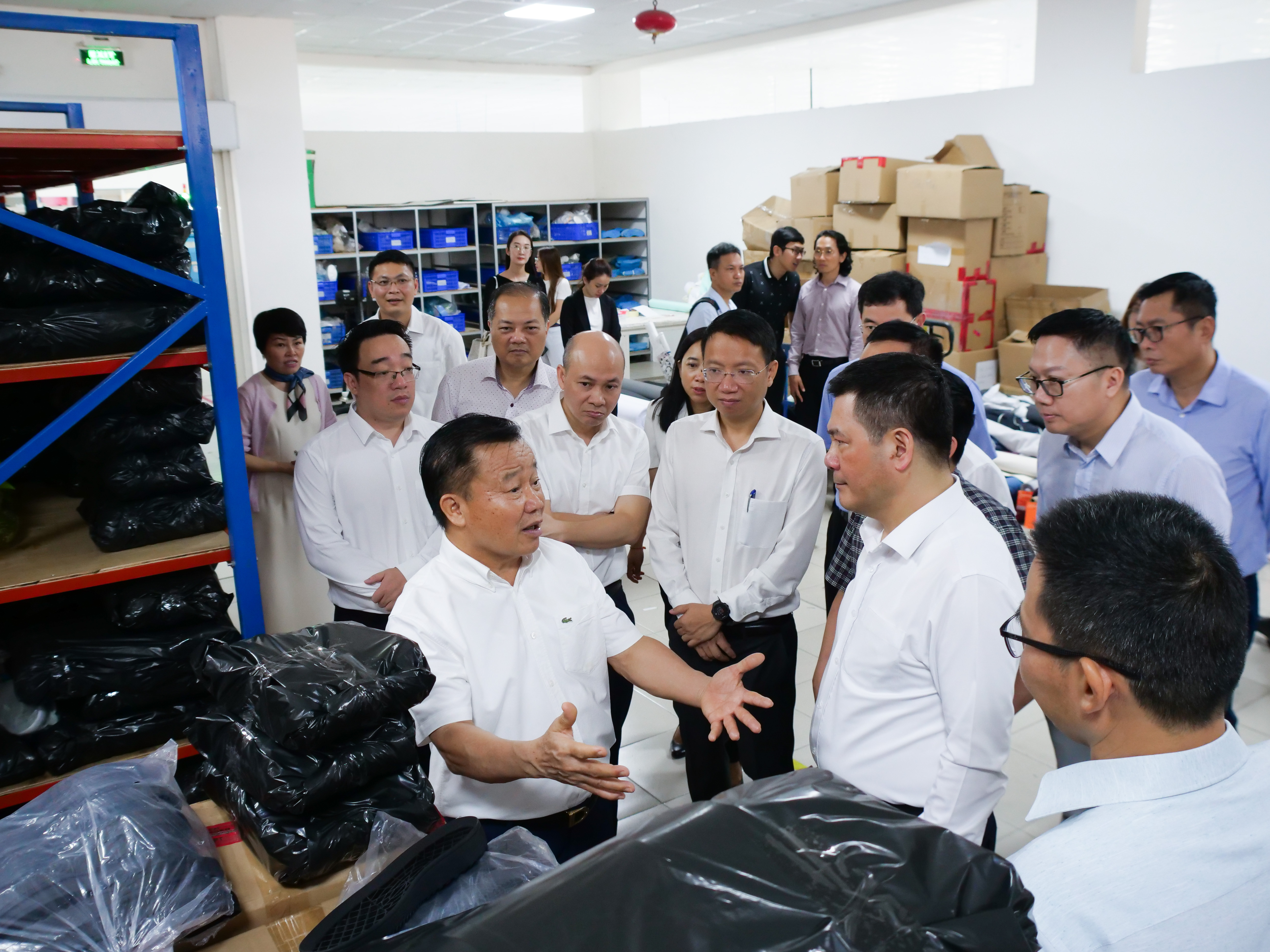 Bộ trưởng Nguyễn Hồng Diên tham quan khu vực nguyên phụ liệu sản xuất túi xách - Nhà máy túi xách TBS