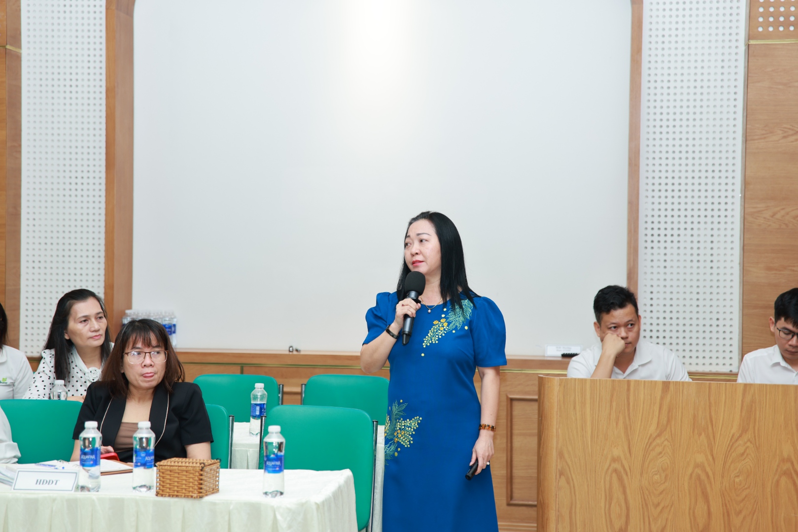 Bà Phan Thị Thu Thảo – Phó Chủ tịch Ngành Sản xuất công nghiệp Trình bày Báo cáo Tổng kết hoạt động kinh doanh 6 tháng đầu năm Ngành Sản xuất Công nghiệp